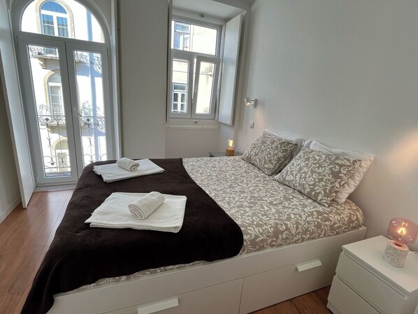1 bedroom, iron/ironing board, WiFi, bed sheets - Lisbon T1 Balcony w river views, R Cidade Cardiff (Lisboa ciudad)