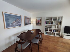 Dining - Lisbon T1 Balcony w river views, R Cidade Cardiff (Lisboa ciudad)