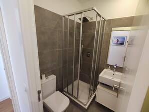 Douche, sèche-cheveux, serviettes fournies