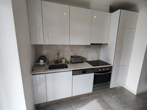 Kühlschrank, Mikrowelle, Ofen, Geschirrspüler