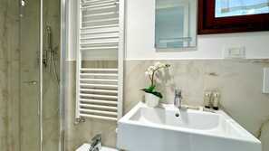 Dusche, Haartrockner, Bidet, Handtücher
