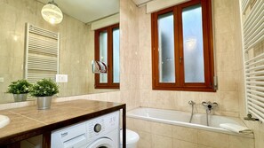 Doccia, asciugacapelli, bidet, asciugamani