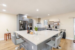 Fridge, microwave, oven, stovetop - Luxury Retreat Near Hard Rock (Miami Gardens)