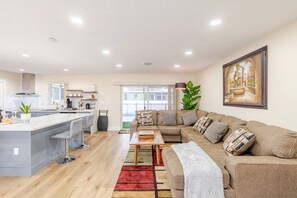 TV, table football - Luxury Retreat Near Hard Rock (Miami Gardens)