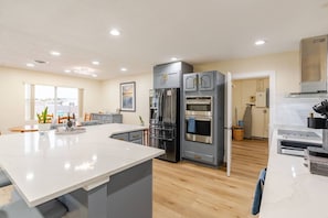 Fridge, microwave, oven, stovetop - Luxury Retreat Near Hard Rock (Miami Gardens)