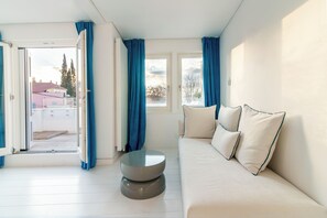 Smart TV, fireplace, books, stereo