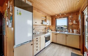 Kühlschrank, Herdplatte, Wasserkocher mit Kaffee-/Teezubehör