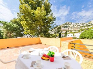 Ferienhaus, 4 Schlafzimmer, Terrasse | Speisen im Freien