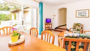 Unclassified image, 2 of 12, button - Global Velazquez - By Global Rental Holidays 8650 (Roses)