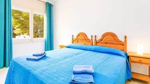 Unclassified image, 4 of 12, button - Global Velazquez - By Global Rental Holidays 8650 (Roses)