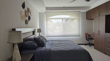 2 habitaciones, escritorio, tabla de planchar con plancha y wifi