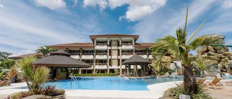 Una piscina al aire libre