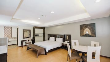 Premium Room, 1 King Bed, Pool View | Bed sheets
