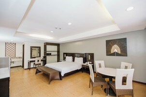 Premium Room, 1 King Bed, Pool View | Bed sheets
