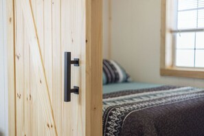 2 bedrooms, travel cot, free WiFi, bed sheets - Hill Side Suite (Little Valley)