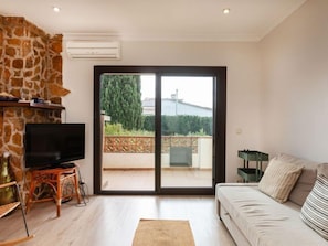 House, 3 Bedrooms, Terrace | Living area