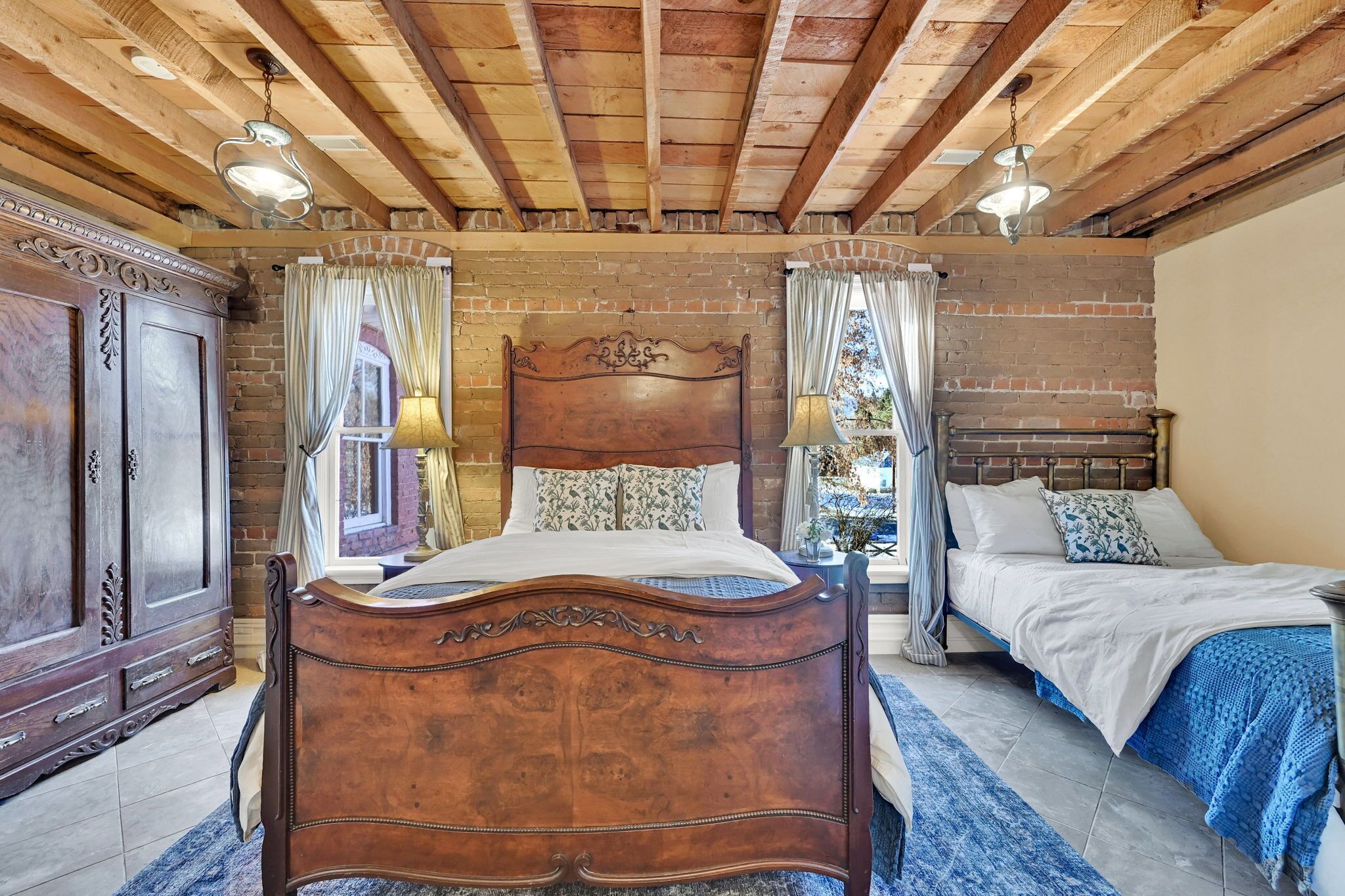 5 bedrooms, desk, iron/ironing board, WiFi