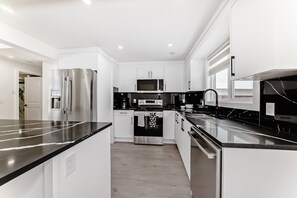 Réfrigérateur, micro-ondes, four, plaque de cuisson