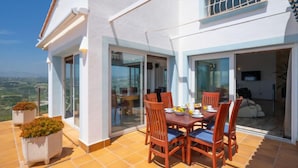Villa, 4 Yatak Odası, Teras | Açık havada yemek servisi