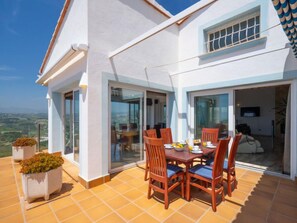 Villa, 4 Schlafzimmer, Terrasse | Speisen im Freien