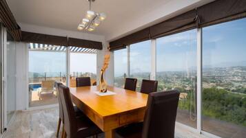 Vil·la, 4 dormitoris, terrassa | Servei de restauració