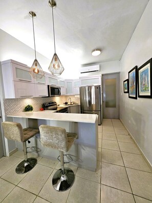 Kjøleskap, mikrobølgeovn, ovn og kokeplater