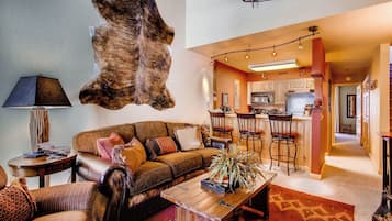 Condo, 2 Bedrooms | Living area