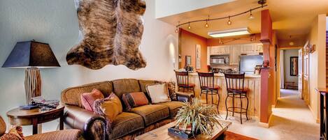 Condo, 2 Bedrooms | Living area