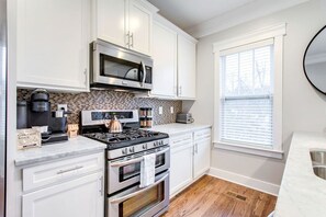 Fridge, microwave, oven, stovetop - Belmont & Broadway, Perfect Townhouse for Groups (Nashville)