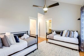 2 bedrooms, desk, iron/ironing board, free WiFi - Belmont & Broadway, Perfect Townhouse for Groups (Nashville)