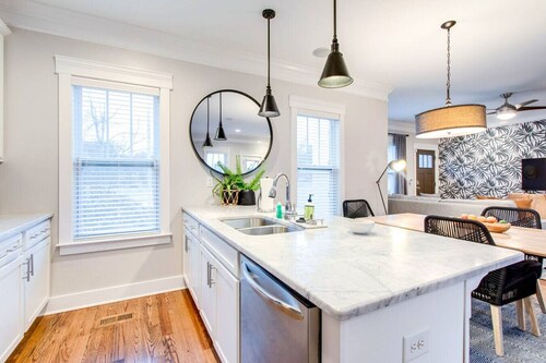 Belmont & Broadway, Perfect Townhouse for Groups