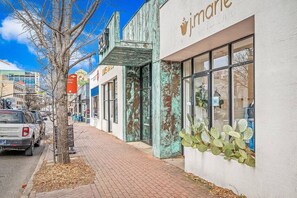 Exterior detail - Belmont & Broadway, Perfect Townhouse for Groups (Nashville)