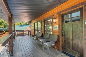 Terrace/patio - Cozy lakeside cabin with resort amenities and ticket deals! (Branson)