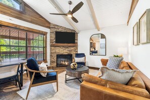 Smart TV, fireplace, DVD player - Lakeside Cabin for 6!  Swim, Fish, Kayak!! 5 Min to SDC! (Branson)