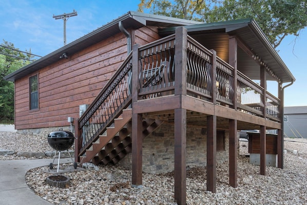 A wooden cabin with a balcony and a staircase leading to a deck. - Lakeside 2bd/2ba cabin, sleeps 6. Free Use of Kayaks-Ticket DEALS and Resort Perks!! (Branson)