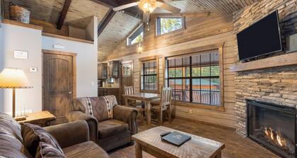 Lakeside 2bd/2ba cabin, sleeps 6. Free Use of Kayaks-Ticket DEALS and Resort Perks!!