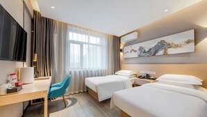 Una habitación de hotel con dos camas, un escritorio, una silla, un televisor y un cuadro en la pared.