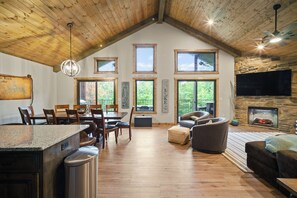 Smart-tv, eldstad, tv-spel och dvd-spelare