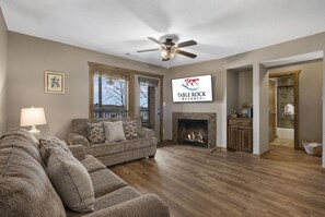 Een woonkamer met een bank, open haard en een bordje met daarop Table Rock Resorts.