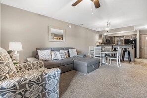 Smart TV, fireplace, DVD player - Ticket Deals and Resort Perks at this 1 bedroom LakeFront Condo! Sleeps 6! (Branson)