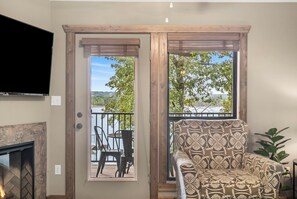 Smart-tv, een open haard en een dvd-speler