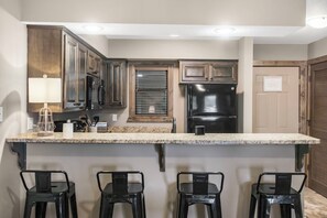 Een koelkast, een microgolfoven, een oven, een kookplaat