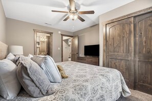 1 bedroom, iron/ironing board, free WiFi, bed sheets - Ticket Deals and Resort Perks at this 1 bedroom LakeFront Condo! Sleeps 6! (Branson)