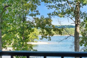 Property grounds - Remodeled Lakefront Condo for 6,Free Kayaks + Exclusive Ticket Deals and Resort Perks! (Branson)
