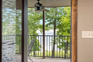 Property grounds - Remodeled Lakefront Condo for 6,Free Kayaks + Exclusive Ticket Deals and Resort Perks! (Branson)