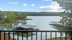 A lake with two docks and a covered boat house. - Lakefront Condo, Private Deck, Sleeps 12. 4 bedroom, 3 Bathroom.  2 miles from Siilver Dollar City (Branson)