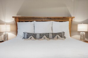 4 bedrooms, iron/ironing board, free WiFi, bed sheets - Lakefront Condo, Private Deck, Sleeps 12. 4 bedroom, 3 Bathroom. 2 miles from Siilver Dollar City (Branson)