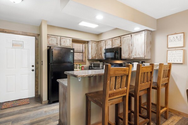 Fridge, microwave, oven, stovetop - Lakefront, 2 bd/2 bath, Sleeps 8. Exclusive Ticket Deals and Resort Perks! (Branson)
