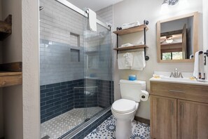 Shower, hair dryer, towels - Lakefront, 2 bd/2 bath, Sleeps 8. Exclusive Ticket Deals and Resort Perks! (Branson)