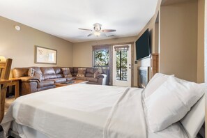 2 bedrooms, iron/ironing board, free WiFi, bed sheets - Lakefront, 2 bd/2 bath, Sleeps 8. Exclusive Ticket Deals and Resort Perks! (Branson)